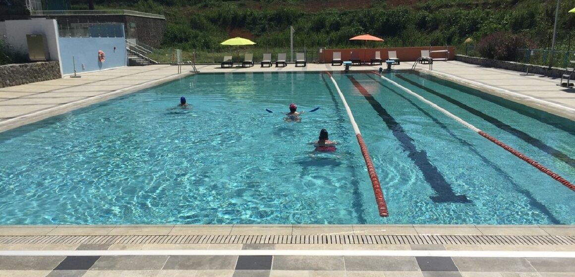 Des baigneurs profitent du bassin du centre thermo-ludique de Ravine Chaude à Lamentin. Photo : Ravine chaude Des baigneurs profitent du bassin du centre thermo-ludique de Ravine Chaude à Lamentin. Photo : Ravine chaude