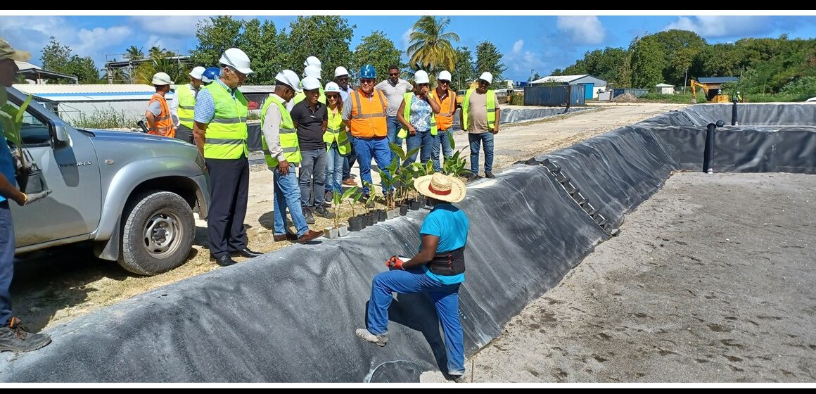 Visite de chantier de la station d'épuration de Folle Anse à Marie-Galante, le 16 janvier. Les travaux de rénovation, d'un montant de 4,5 millions d'euros, doivent être réceptionnés définitivement le 17 février. Photo : Préfecture de Guadeloupe Visite de chantier de la station d'épuration de Folle Anse à Marie-Galante, le 16 janvier. Les travaux de rénovation, d'un montant de 4,5 millions d'euros, doivent être réceptionnés définitivement le 17 février. Photo : Préfecture de Guadeloupe