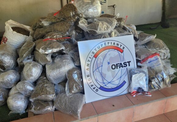 Saisie de stupéfiants dans le sud de la Guadeloupe, novembre 2025. Les ballots de cannabis et de cocaïne, ici disposés après leur interception, provenaient d'une filière active entre la Dominique et la Guadeloupe. Photo : Police nationale de Guadeloupe