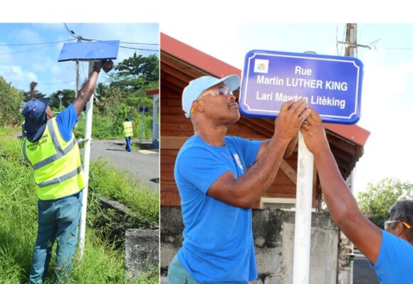 La phase opérationnelle du chantier d'adressage à Port-Louis a commencé avec la pose des nouvelles plaques sur les 203 voies de la commune. Photo : Commune de Port-Louis