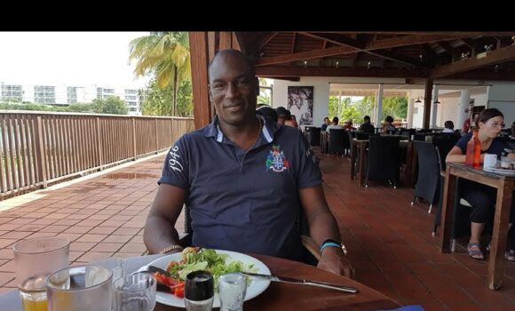 Cette photo non datée et non localisée, remise par la famille de Steeve Rouyar et obtenue le 8 septembre 2025, montre le ressortissant français Steeve Rouyar, arrêté au Togo après avoir été accusé de participation à des manifestations anti-gouvernementales. Photo : Handout / Steeve Rouyar's family / AFP Cette photo non datée et non localisée, remise par la famille de Steeve Rouyar et obtenue le 8 septembre 2025, montre le ressortissant français Steeve Rouyar, arrêté au Togo après avoir été accusé de participation à des manifestations anti-gouvernementales. Photo : Handout / Steeve Rouyar's family / AFP