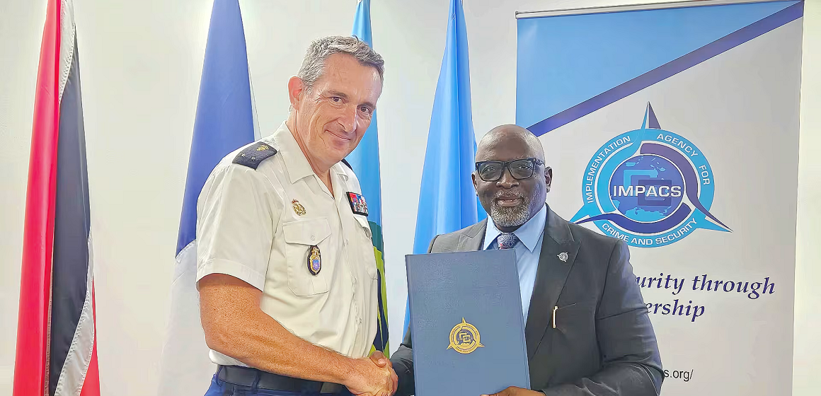 Signature du protocole d'accord entre la Caricom Impacs et la gendarmerie de Guadeloupe. A droite le lieutenant-colonel Michael Jones (directeur exécutif de l'agence caribéenne) et à gauche le général de brigade Christophe Perret (commandant de la gendarmerie en Guadeloupe). Photo : Gendarmerie de Guadeloupe