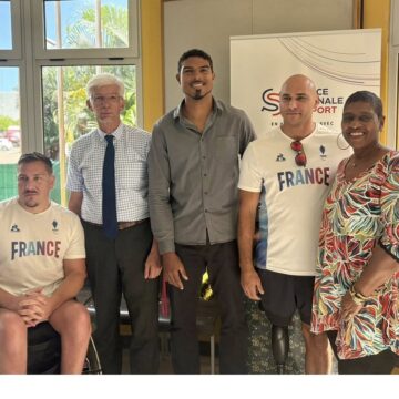 Le préfet Thierry Devimeux au Creps, le 27 janvier 2026, en présence des athlètes paralympiques, de l'encadrement technique et des représentants institutionnels. Photo : Préfet de la Guadeloupe