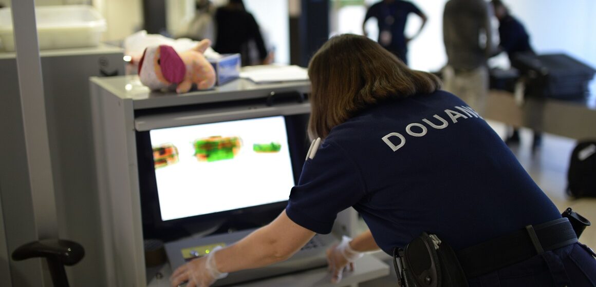 Le service des Douanes installe un contrôle aux arrivées de l'aéroport d’Orly pour tenter d'intercepter des mules, ces hommes et ces femmes qui ingèrent des ovules de cocaïnes provenant de Guyane à destination de l'Europe. Photo : Jérôme Mars / JDD / Sipa