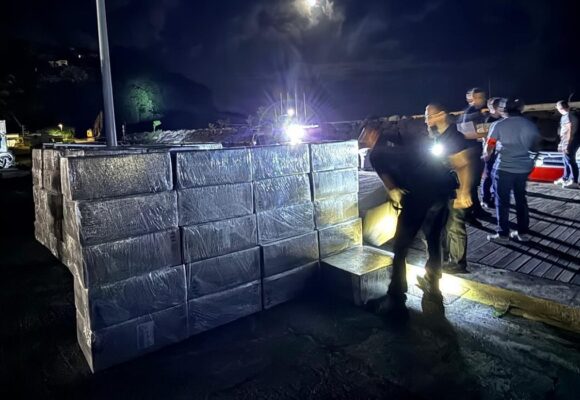 Un important chargement de cigarettes de contrebande, a été saisi par les douaniers lors d'une opération conjointe avec la gendarmerie sur la plage de Grande Anse à Deshaies le 28 novembre 2025. Photo : Gendarmerie de Guadeloupe