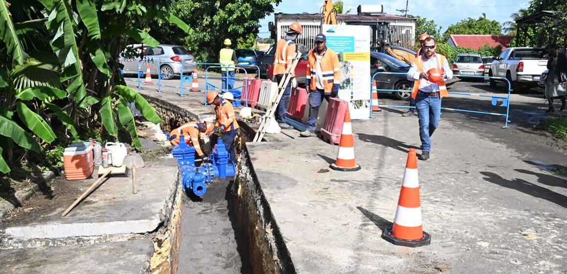 Travaux de remplacement des canalisations d'eau potable dans le quartier Petit-Pérou aux Abymes, le 2O janvier avec un chantier de 1,8 million qui doit mettre fin aux coupures d'eau récurrentes dans le secteur. Photo : Conseil Départemental de La Guadeloupe