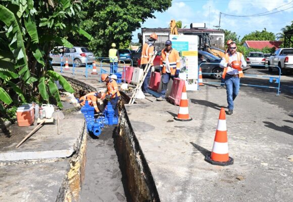 Travaux de remplacement des canalisations d'eau potable dans le quartier Petit-Pérou aux Abymes, le 2O janvier avec un chantier de 1,8 million qui doit mettre fin aux coupures d'eau récurrentes dans le secteur. Photo : Conseil Départemental de La Guadeloupe Travaux de remplacement des canalisations d'eau potable dans le quartier Petit-Pérou aux Abymes, le 2O janvier avec un chantier de 1,8 million qui doit mettre fin aux coupures d'eau récurrentes dans le secteur. Photo : Conseil Départemental de La Guadeloupe