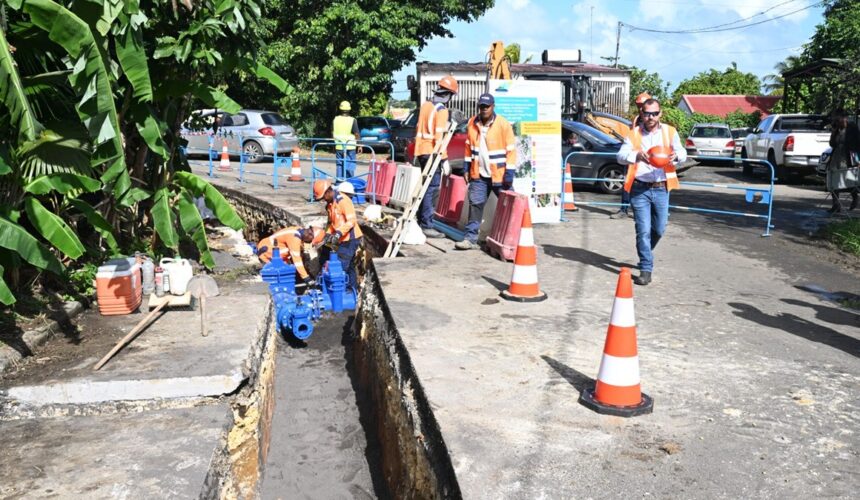 Travaux de remplacement des canalisations d'eau potable dans le quartier Petit-Pérou aux Abymes, le 2O janvier avec un chantier de 1,8 million qui doit mettre fin aux coupures d'eau récurrentes dans le secteur. Photo : Conseil Départemental de La Guadeloupe