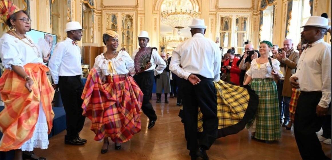 Dans les salons du ministère de la Culture, des danseurs en tenue traditionnelle créole exécutent une figure du quadrille guadeloupéen, lors de la cérémonie de son inscription au Patrimoine Culturel Immatériel, le 17 décembre 2025. Photo : DR