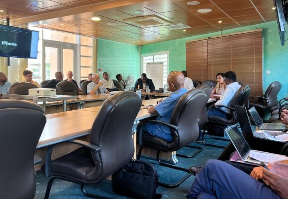 Tensions autour de la crise de l'eau : le comité syndical du Smgeag, le 7 janvier, où les élus des communes privées d'eau ont exprimé leur exaspération face à un plan jugé trop ciblé et trop lent. Photo: Le Courrier de Guadeloupe Tensions autour de la crise de l'eau : le comité syndical du Smgeag, le 7 janvier, où les élus des communes privées d'eau ont exprimé leur exaspération face à un plan jugé trop ciblé et trop lent. Photo: Le Courrier de Guadeloupe