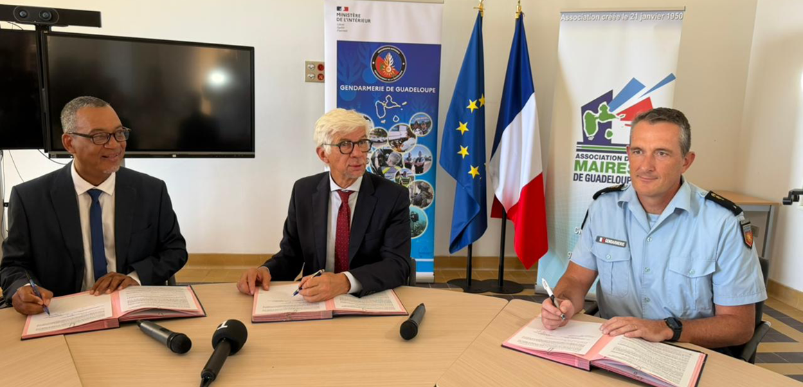 Signature de la convention entre la gendarmerie nationale et l’Association des Maires de Guadeloupe présidée par Jocelyn Sapotille, ce mardi 13 janvier à Basse-Terre, sous l’égide du préfet Thierry Devimeux. Photo : Préfecture de Guadeloupe