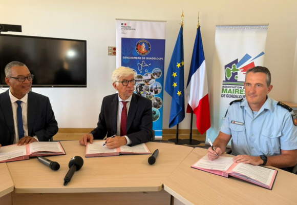 Signature de la convention entre la gendarmerie nationale et l’Association des Maires de Guadeloupe présidée par Jocelyn Sapotille, ce mardi 13 janvier à Basse-Terre, sous l’égide du préfet Thierry Devimeux. Photo : Préfecture de Guadeloupe Signature de la convention entre la gendarmerie nationale et l’Association des Maires de Guadeloupe présidée par Jocelyn Sapotille, ce mardi 13 janvier à Basse-Terre, sous l’égide du préfet Thierry Devimeux. Photo : Préfecture de Guadeloupe