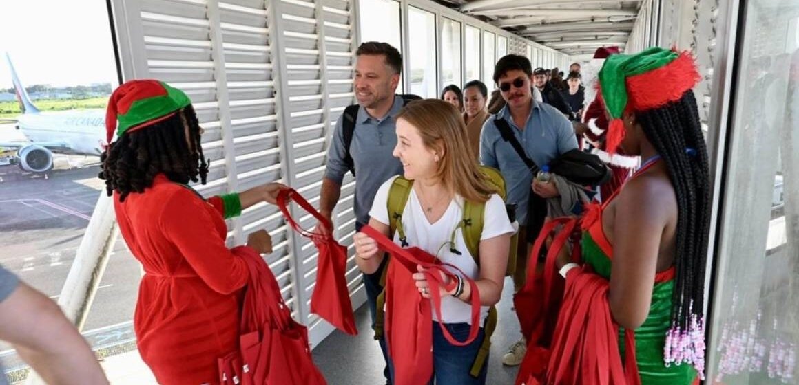 L’Aéroport Guadeloupe Maryse-Condé a accueilli, samedi 20 décembre 2025, les passagers du vol inaugural reliant Pointe-à-Pitre à Toronto (Canada). Photo : Aéroport Guadeloupe Maryse-Condé L’Aéroport Guadeloupe Maryse-Condé a accueilli, samedi 20 décembre 2025, les passagers du vol inaugural reliant Pointe-à-Pitre à Toronto (Canada). Photo : Aéroport Guadeloupe Maryse-Condé