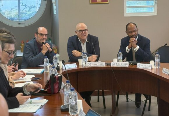 Bruno Bonnell, secrétaire général pour l'investissement France 2030 (au centre), lors de sa visite en Guadeloupe le 22 janvier, à la rencontre des porteurs de projets. Photo : Préfecture de Guadeloupe Bruno Bonnell, secrétaire général pour l'investissement France 2030 (au centre), lors de sa visite en Guadeloupe le 22 janvier, à la rencontre des porteurs de projets. Photo : Préfecture de Guadeloupe