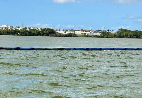 Au large d’Arnouville, entre Petit-Bourg et Baie-Mahault, le barrage déviant est de retour ce 27 janvier 2026. Photo: Préfecture de Guadeloupe Au large d’Arnouville, entre Petit-Bourg et Baie-Mahault, le barrage déviant est de retour ce 27 janvier 2026. Photo: Préfecture de Guadeloupe