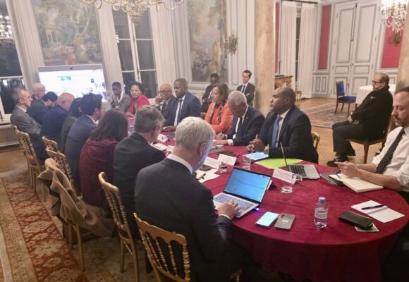 Paris, lundi 9 février 2026. La ministre des Outre-mer réunissait les élus guadeloupéens pour avancer sur l'évolution statutaire et institutionnelle. Bilan : un consensus introuvable, un projet de référendum sur l’adoption de l’article 74 de la Constitution et une classe politique plus divisée que jamais. Photo : DR Paris, lundi 9 février 2026. La ministre des Outre-mer réunissait les élus guadeloupéens pour avancer sur l'évolution statutaire et institutionnelle. Bilan : un consensus introuvable, un projet de référendum sur l’adoption de l’article 74 de la Constitution et une classe politique plus divisée que jamais. Photo : DR