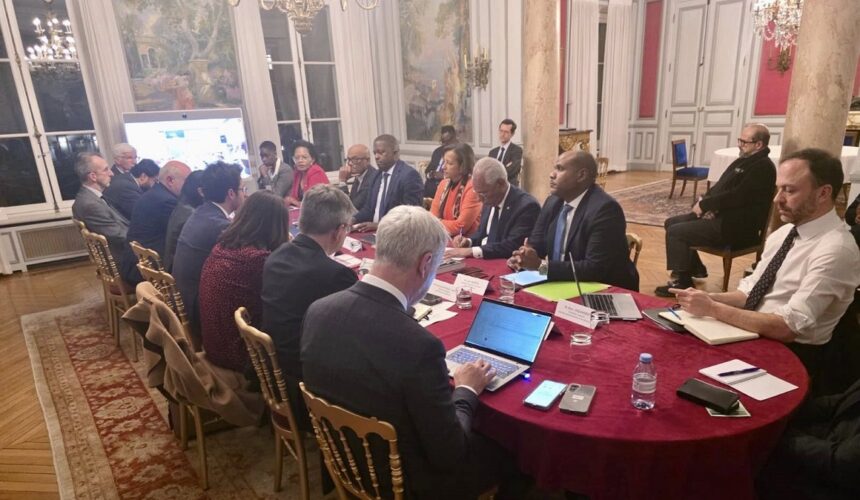 Paris, lundi 9 février 2026. La ministre des Outre-mer réunissait les élus guadeloupéens pour avancer sur l'évolution statutaire et institutionnelle. Bilan : un consensus introuvable, un projet de référendum sur l’adoption de l’article 74 de la Constitution et une classe politique plus divisée que jamais. Photo : DR