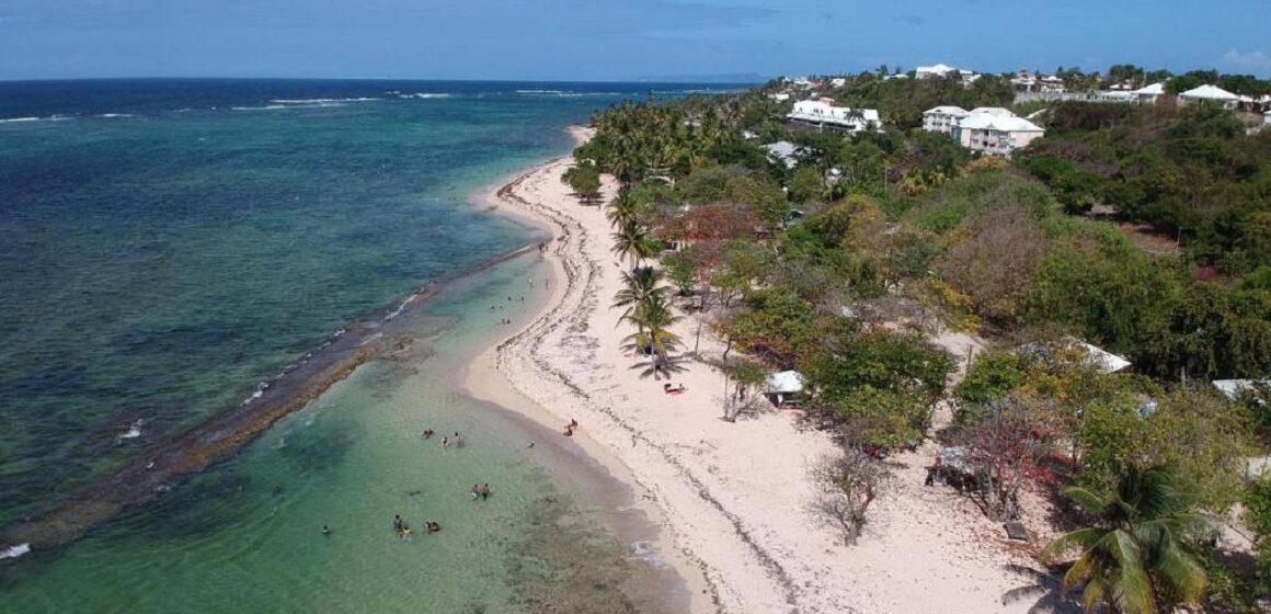 Vue aérienne de la plage de l'autre bord au Moule. Photo: DR