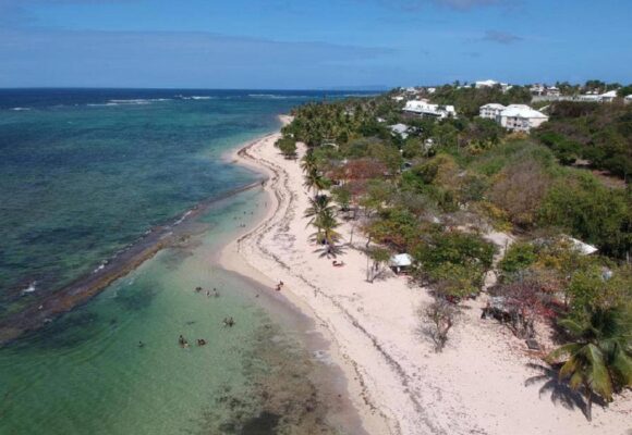 Vue aérienne de la plage de l'autre bord au Moule. Photo: DR Vue aérienne de la plage de l'autre bord au Moule. Photo: DR