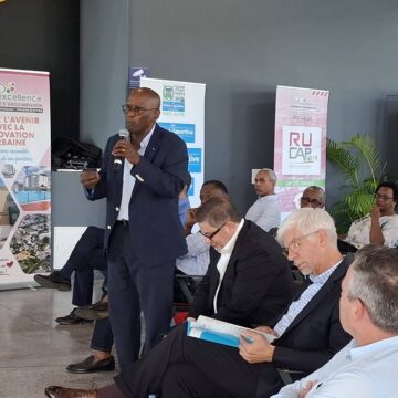 Le maire de Pointe-à-Pitre, Harry Durimel (micro), et le préfet de la région, Thierry Devimeux, lors du séminaire consacré au Renouvellement urbain de Cap excellence les 30 et 31 janvier 2026 au Mémorial acte. Photo : Ville de Pointe-à-Pitre